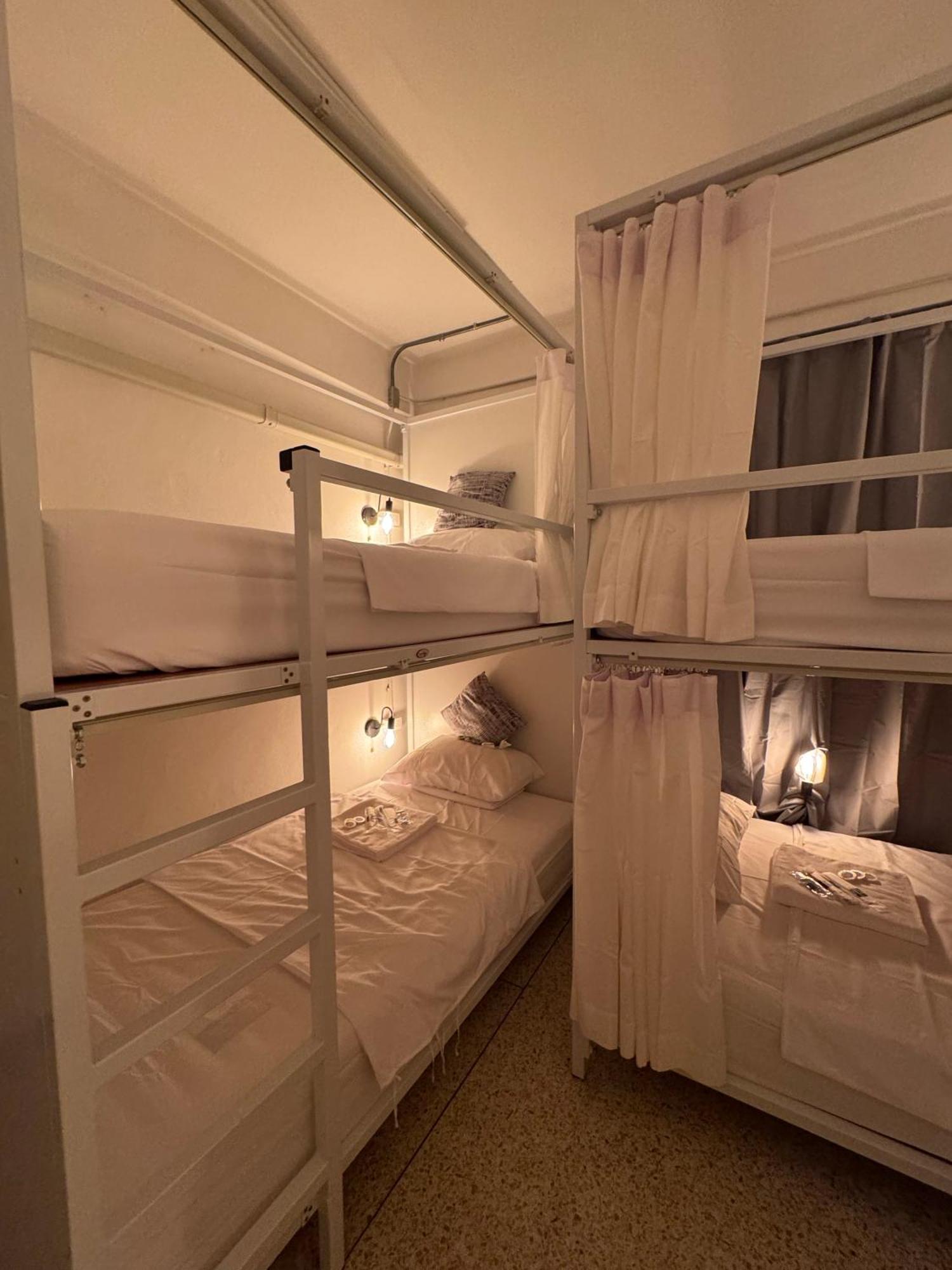 Twenty Two Place Hostel - Sukhumvit 22 Bangkok Exterior photo