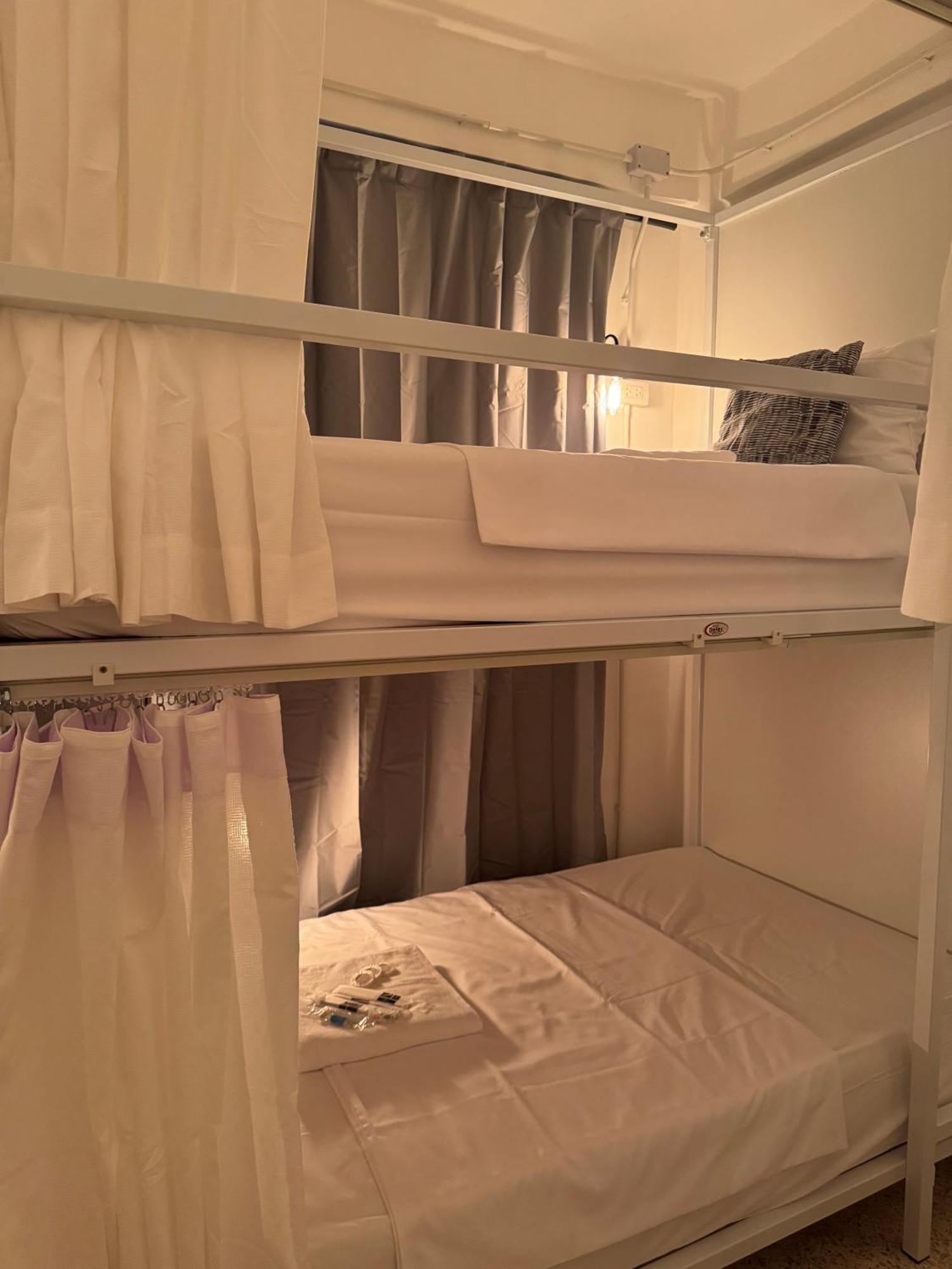 Twenty Two Place Hostel - Sukhumvit 22 Bangkok Exterior photo