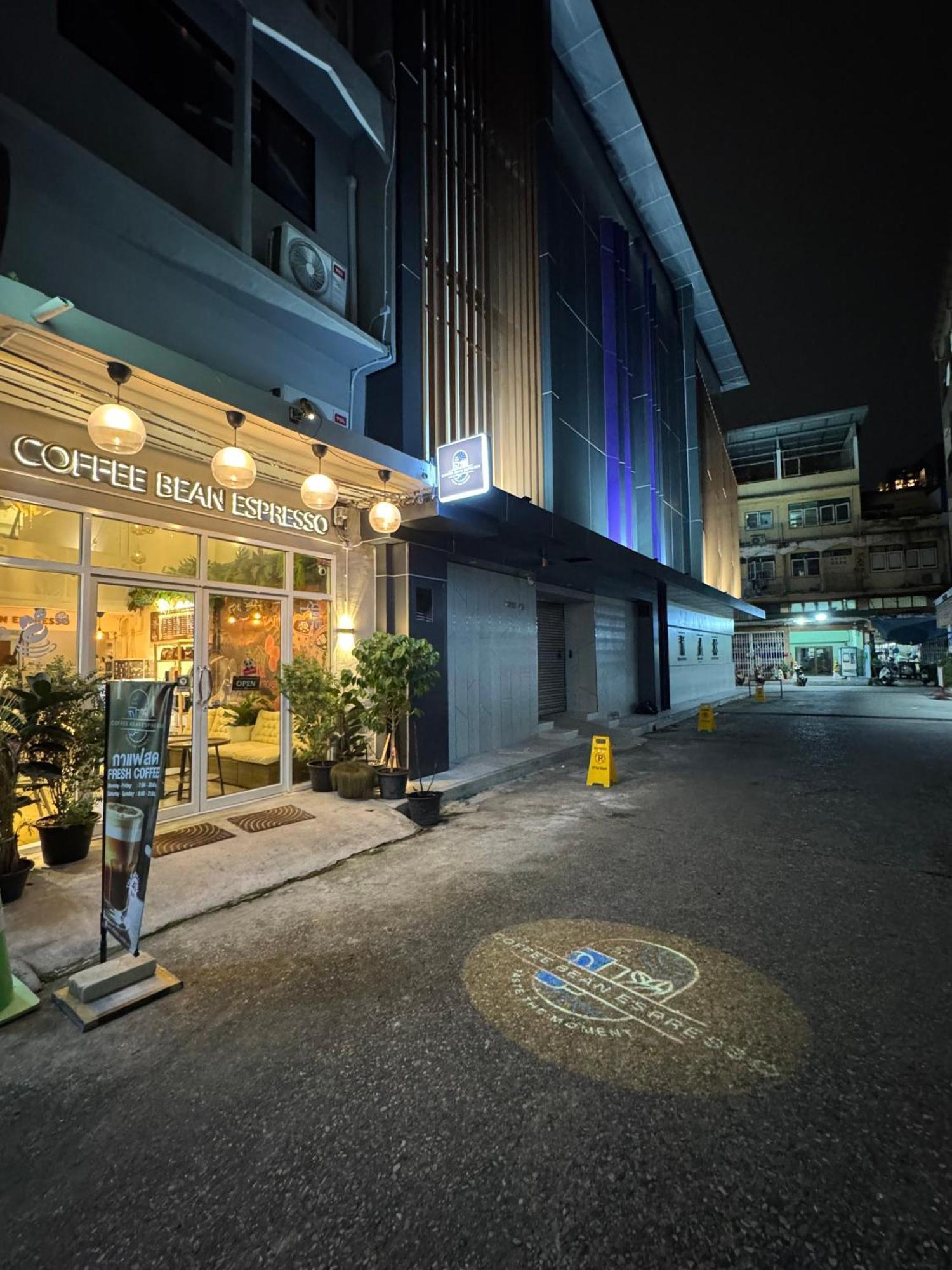 Twenty Two Place Hostel - Sukhumvit 22 Bangkok Exterior photo
