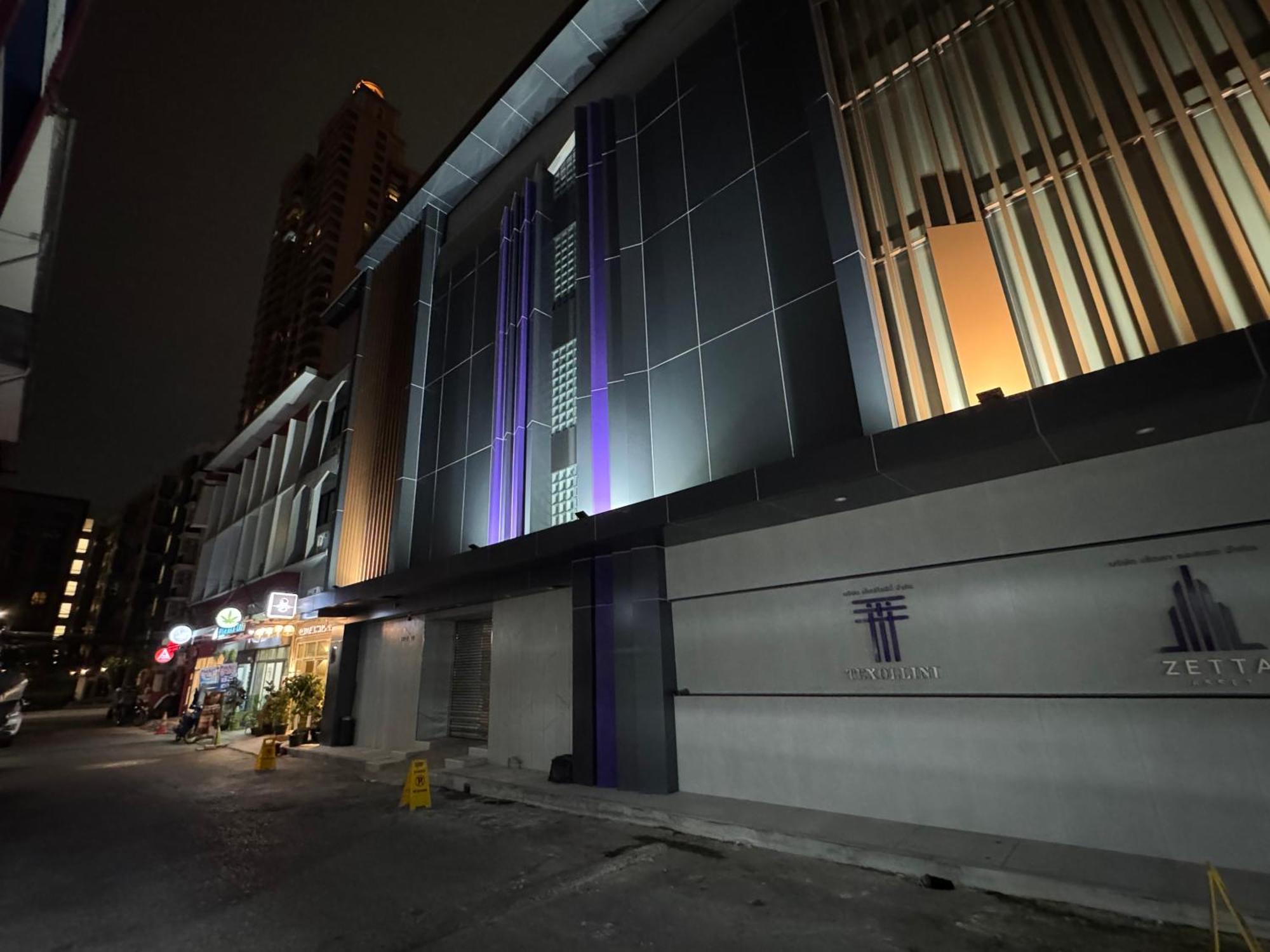 Twenty Two Place Hostel - Sukhumvit 22 Bangkok Exterior photo